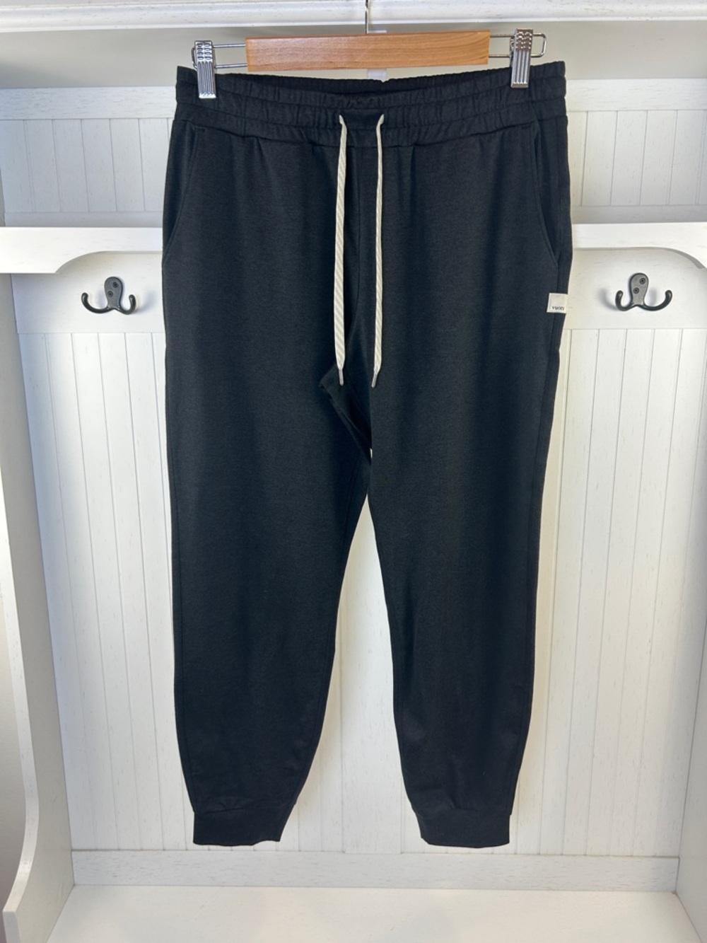 Vuori Performance Joggers Small Charcoal Gray DreamKnit Women’s Athleisure